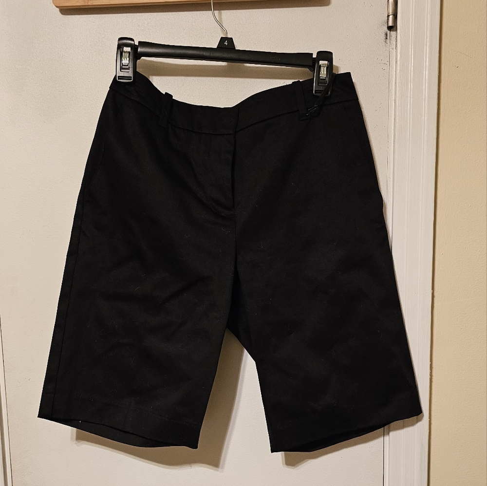 New- Woman Simply Vera Wang black Shorts- Size 4